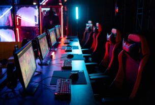 Gejming set up sa računarima i gejming stolicama