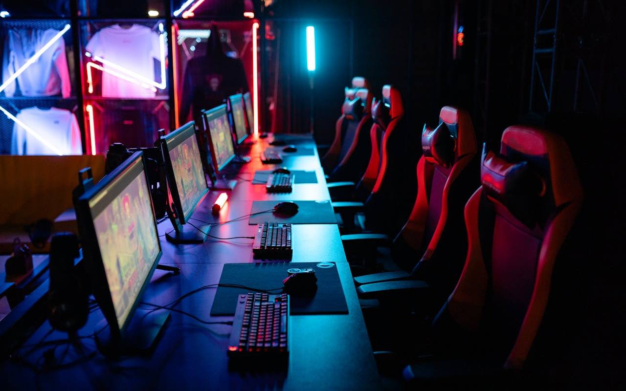 Gejming set up sa računarima i gejming stolicama
