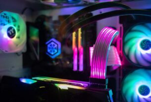 Unutrašnjost gejming računara sa RGB osvetljenjem na ventilatorima i kablovima