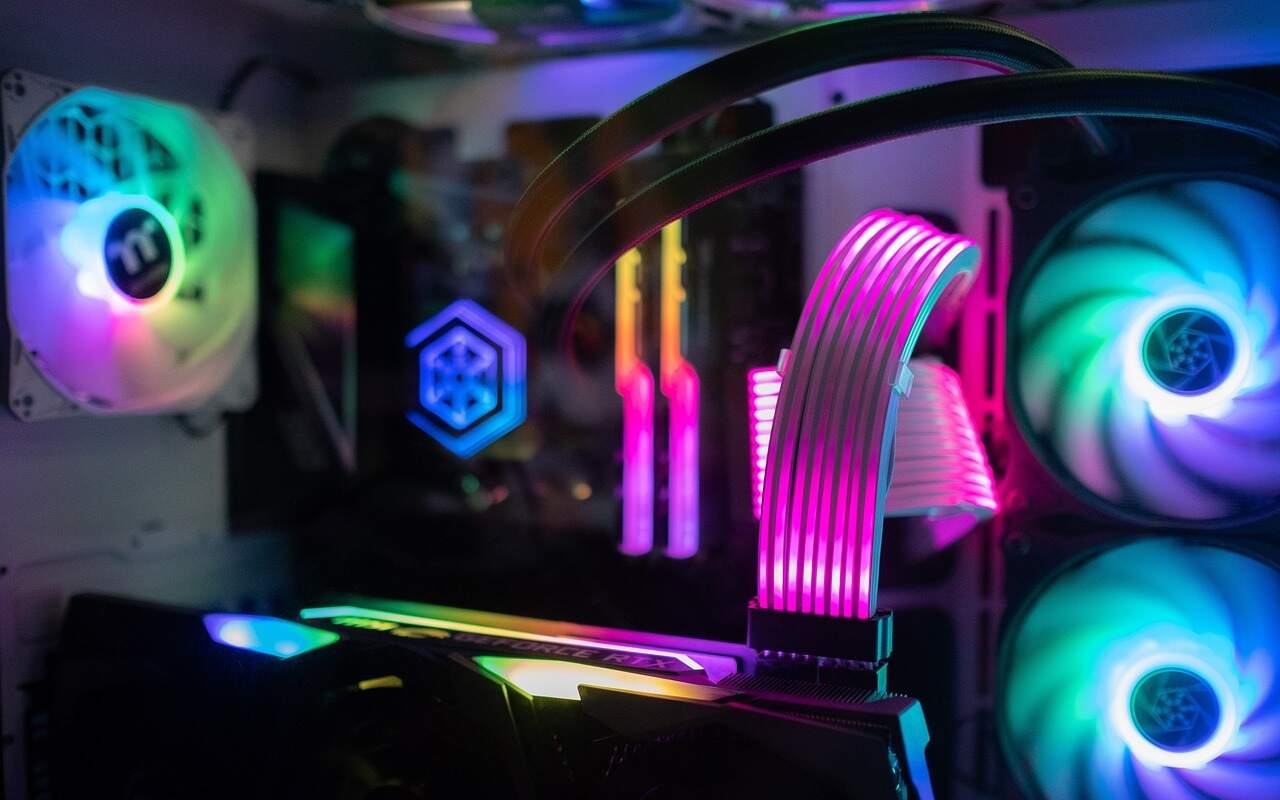 Unutrašnjost gejming računara sa RGB osvetljenjem na ventilatorima i kablovima