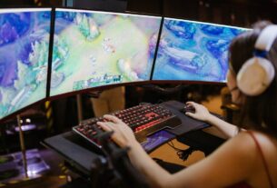 Devojka sa gaming slušalicama igra igricu