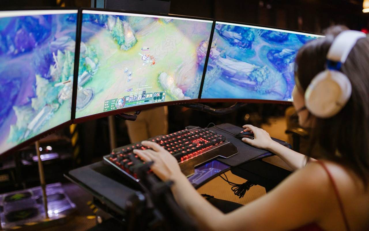 Devojka sa gaming slušalicama igra igricu