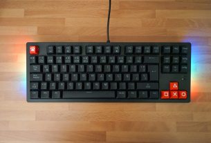 Mehanička gejming tastatura sa RGB osvetljenjem na drvenom stolu