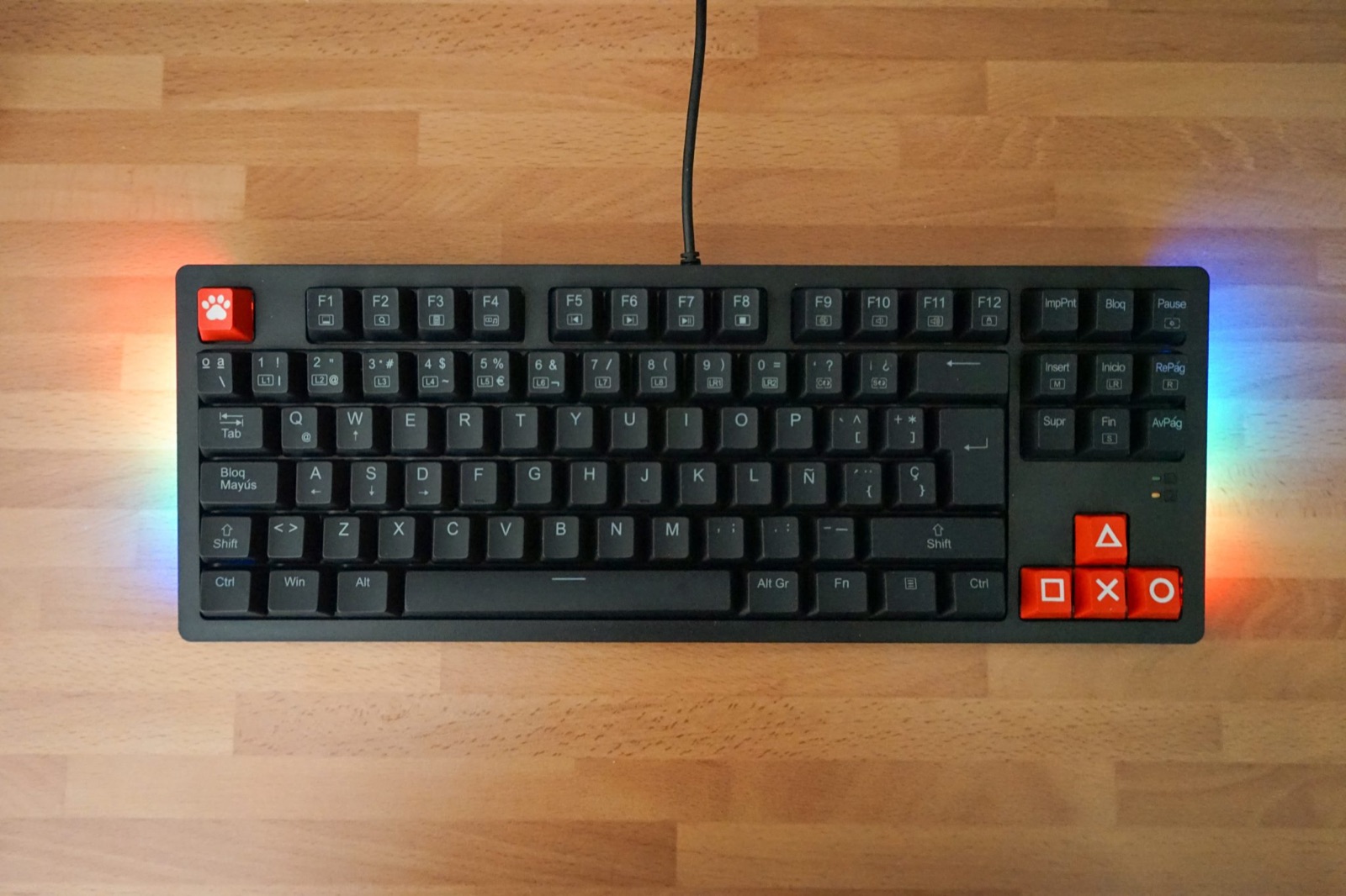 Mehanička gejming tastatura sa RGB osvetljenjem na drvenom stolu